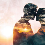 пара целуется на фоне заката