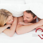 пара лежит под одеялом и смотри друг на друга